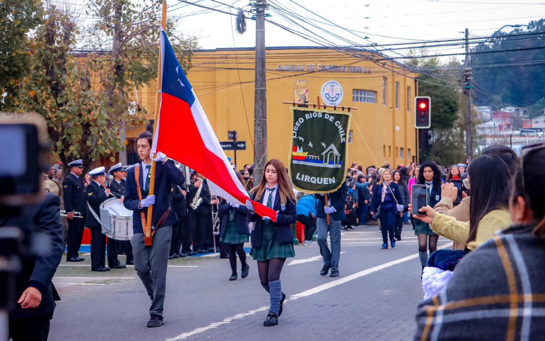 Nuestro Liceo desfila con orgullo en honor a las Glorias Navales