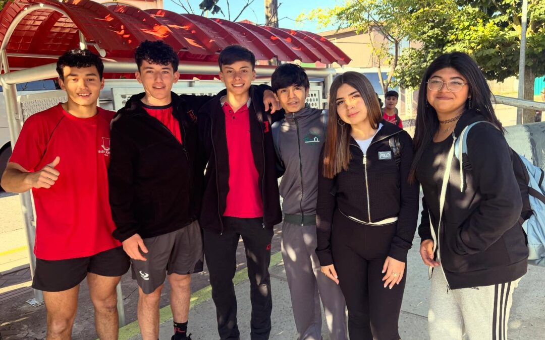 Estudiantes del Liceo Ríos de Chile y del Colegio Saint John’s Se Unen en una Jornada Medioambiental